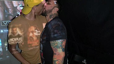 HETERO ESTAVA NO BAR ERRADO ERA DE GAY E ACABOU SENDO MAMADO PELO FAXINEIRO DA FESTA