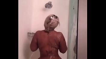 Elle prend sa douche