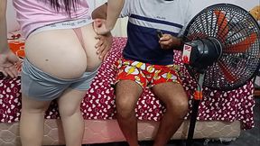 Soy el nuevo mecanico de mi madrastra: cuando ella llega me muestra su nueva ropa interior y no pude resistir a follarla por el culo