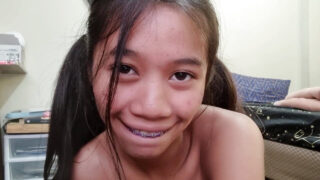 Una teenager mora dal sedere grosso si infila un tappo nell'ano in una bollente masturbazione solitaria JOI