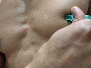 El Cerdo Juega Con Sus Pezones y Gime de Dolor,Luego Se Saca Su Gran Polla Y Se Corre