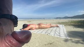 Esposa de fio dental mostrando a bunda na praia