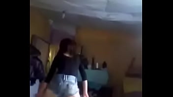 chaka bailando y moviendo el culo