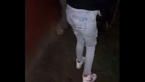 Mi cu&ntilde_ada toda peda meando en la calle despu&eacute_s de la fiesta