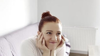 Amatorska europejska rudowłosa nastolatka z dużymi naturalnymi cyckami jest analnie ruchana przez dojrzałego faceta w kuchni