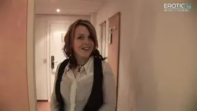 Duitse MILF rijdt dildo op cam