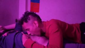 Rica comida de verga en la cama con macho peludo.