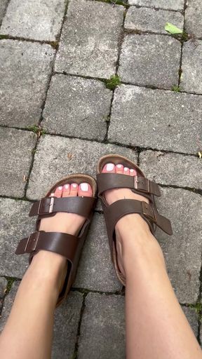 Hot babe shows off her dirty toes in sandals
