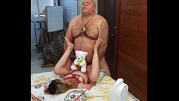 NOVINHA ADORA SACANAGEM COM ESSE VELHO