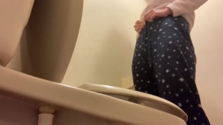 トイレまで来たのにパジャマの紐が硬くて取れなくてそのままお漏らし