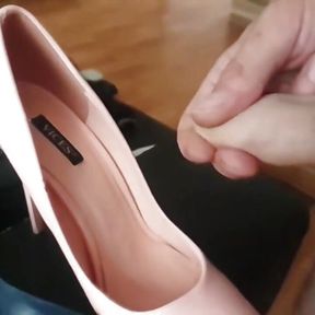 Pink heels cuming, blue balerinas