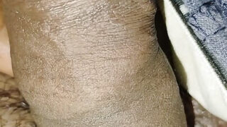 La giovane ragazza asiatica succhia un cazzo nero prima di scoparsi il culo stretto