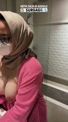 Gadis Berhijab masturbasi saat kencing