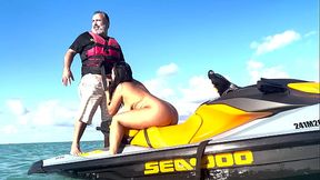 Recebendo aquela chupada na buceta em alto mar