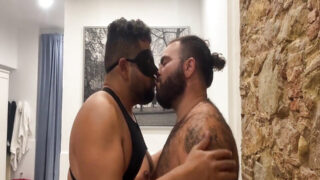 Amatör gay björn hora deepthroats sedan tar pappas barbacka bultande