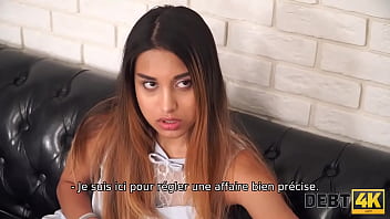 DEBT4k. Quand l'_homme vient pour des dettes, le mannequin d&eacute_cide de le s&eacute_duire