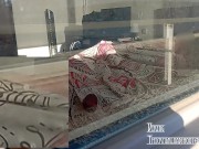 Se levanta por la mañana con una erección enorme! Seguro que necesita una buena descarga!