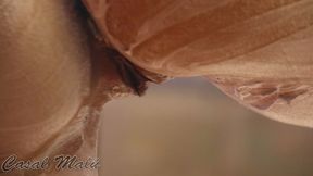 Busty latina MILF zorgt voor haar huid in de badkamer
