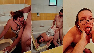 baiser dans une salle de bain digne des année 80