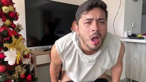 Hijastro cachondo provoca al padrastro hasta que le da verga en el culo dej&aacute_ndolo abierto y pre&ntilde_andolo