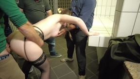 je me fais prendre en gang bang dans les toilettes pour hommes de l autoroute ...