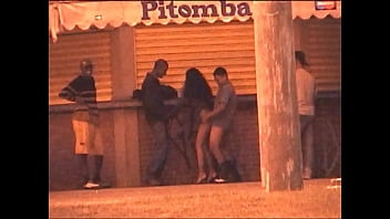 Fazendo Sexo com V&aacute_rios Desconhecidos no Quiosque da Praia