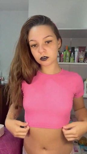 Amateur onlyfan shows off her tits