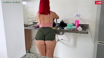 Contratei essa empregada, e ela deixou escolher a roupa dela, olha essa bunda gostosa
