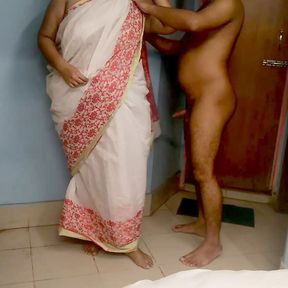 45 year old Asian Kaamwali Bai ke sath Indoor Masti Doodh Nikal ke - Boss ka Mast Chudai - Tamil priyanka (Hindi Audio)