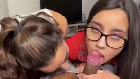 une copine se joint a moi pour le sucer