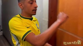 assistindo a copa com o parceiro viado