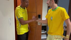 assistindo a copa com o parceiro viado