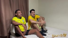 assistindo a copa com o parceiro viado