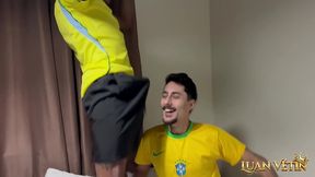 assistindo a copa com o parceiro viado