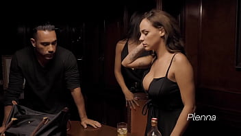 O MEU CHEFE QUIS COMEMORAR NOSSO ASSALTO BEM SUCEDIDO ME FODENDO GOSTOSO - B&Aacute_RBARA ALVES - V&Iacute_DEO COMPLETO NO RED
