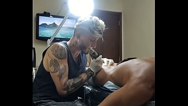 Gemidos da agulha viraram provoca&ccedil_&atilde_o na m&atilde_o