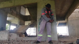 Urso peludo de uniforme se masturba com seu pênis grosso em vídeo caseiro solo