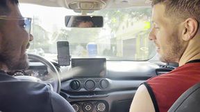 o motorista pauzudo quis brincar com o cuzinho do passageiro