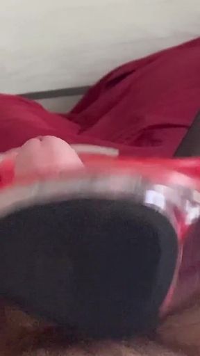 Sega E Pompino: Masturbazione Del Cazzo Con La Scarpa Con Il Tacco Trasparente POV