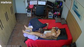camera pega tudo: ela geme alto enquanto toma de quatro no corredor
