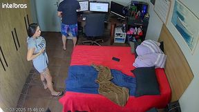 camera pega tudo: ela geme alto enquanto toma de quatro no corredor