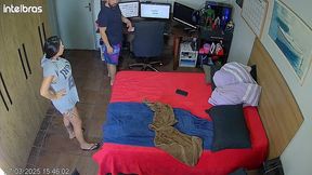 camera pega tudo: ela geme alto enquanto toma de quatro no corredor