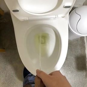 Pissing again with wet glans (no cumshot)