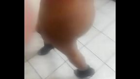 Veneca nalgona celandome en el chongo