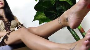 ”Indiana a piedi nudi tira le frecce con le dita dei piedi”