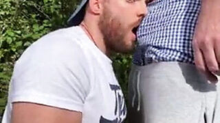 Öffentliches Video von Schwulen, die hart in den Arsch gefickt werden