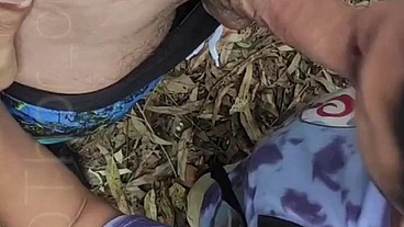 Botei meu amigo pra mamar minha pica na trilha deserta
