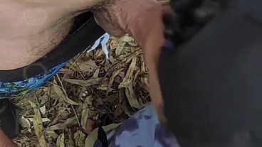 Botei meu amigo pra mamar minha pica na trilha deserta