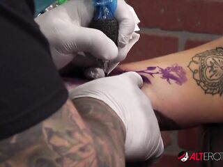Amber Luke masturbates during the time that getting tattooed