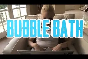 Amateur GF gets creampied in a bubble bath